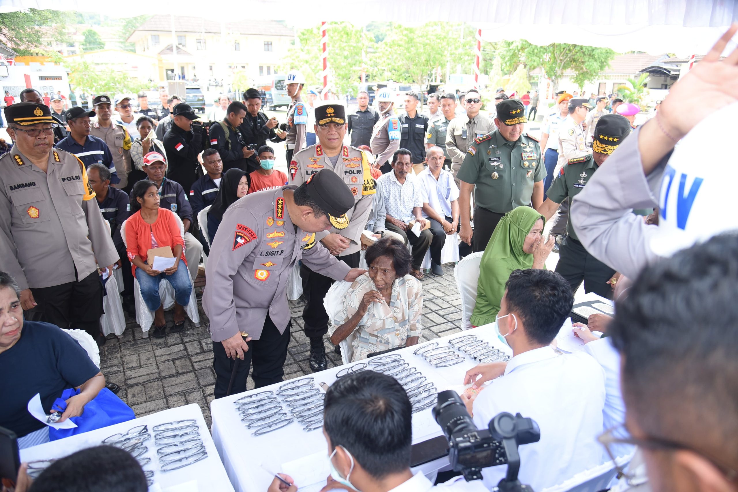 Kapolri dan Panglima TNI Berikan Bantuan Kesehatan Gratis di Maluku