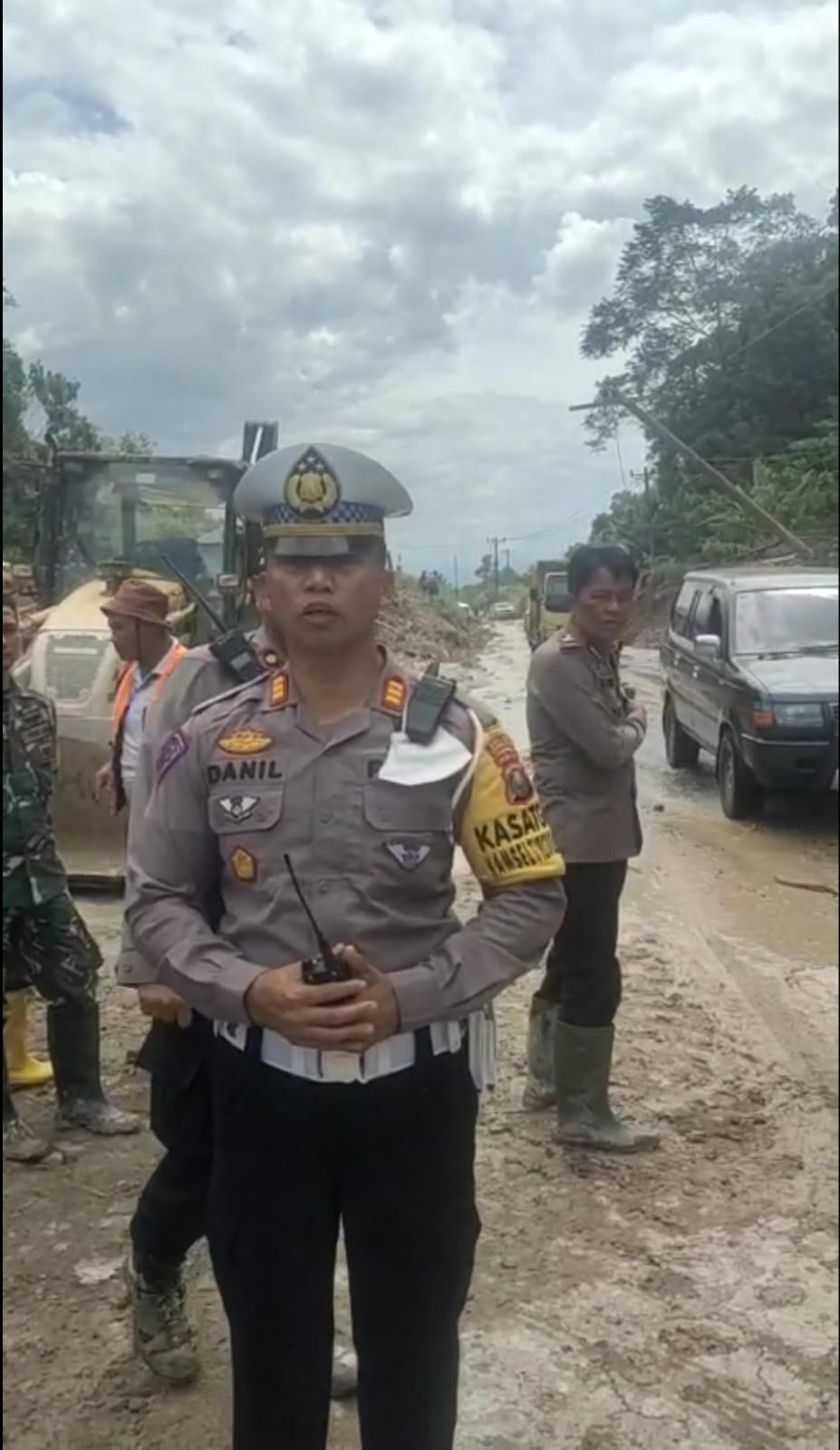 Polisi Sigap Bersihkan Material Longsor di Taput, Lalulintas Normal