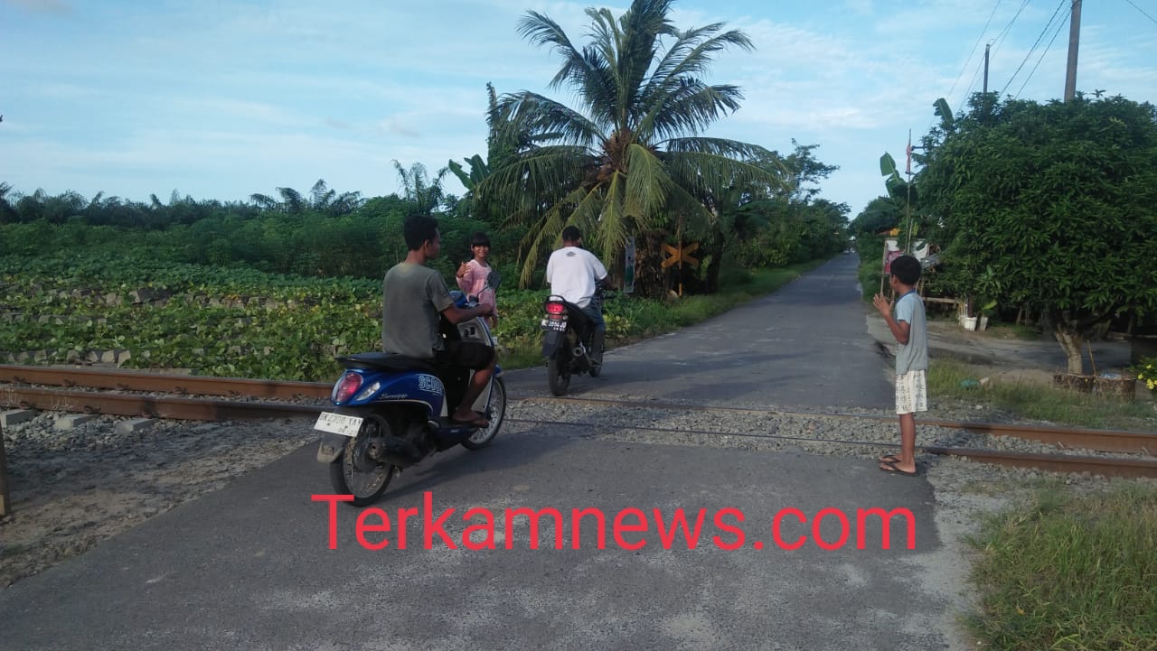 Berhati Mulia Dua Bocah Asal Pasar Rodi Suka Rela Menjaga Perlintasan Kereta Api