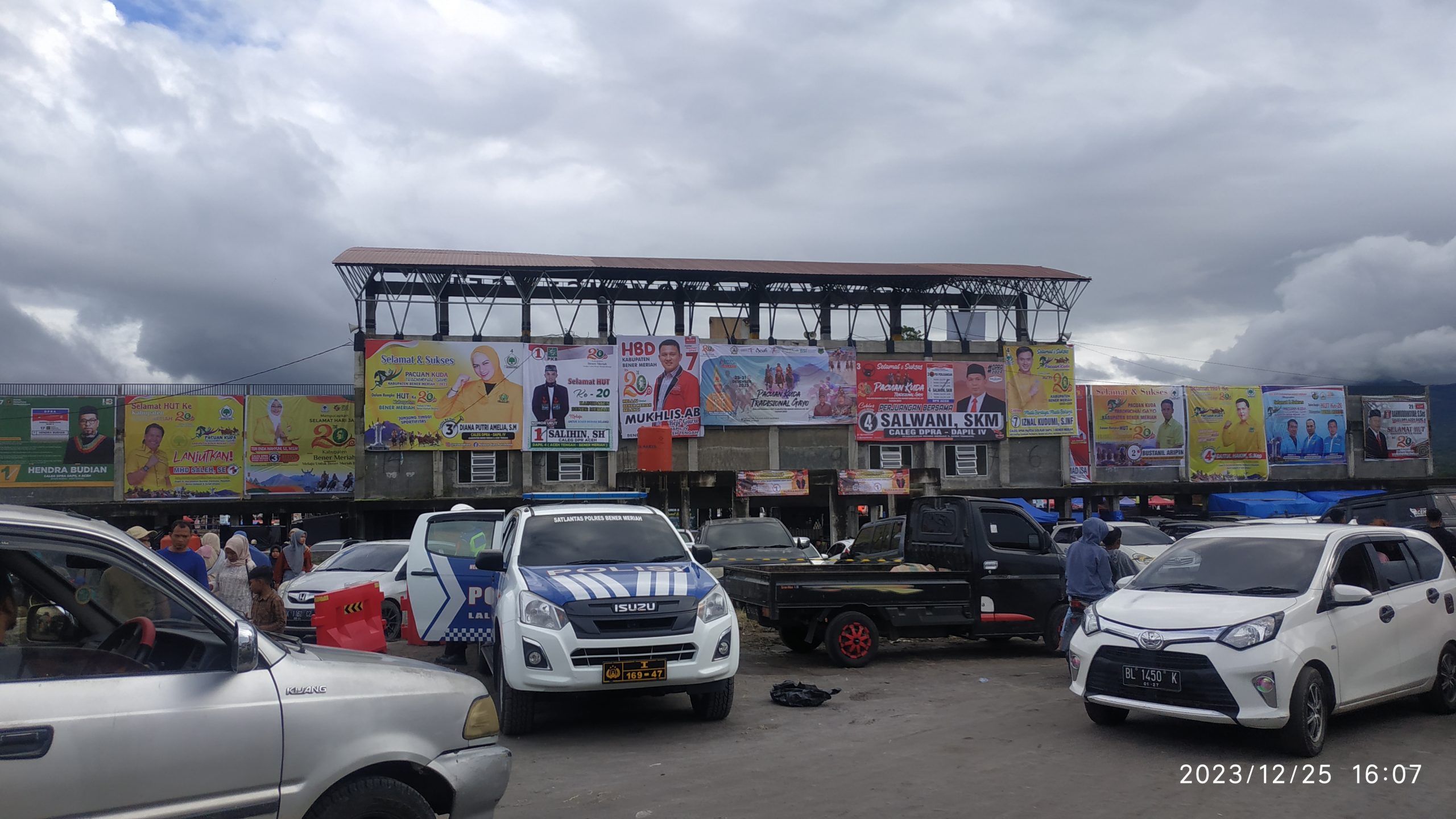 Fasilitas Milik Pemkab Bener Meriah dipenuhi Baliho/Spanduk Caleg. Penegakan Aturan dipertanyakan