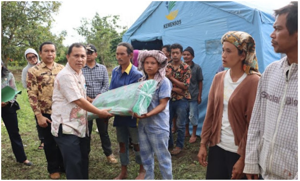 Sekda Dairi Berikan Bantuan Korban Kebakaran di kelurahan Sidiangkat