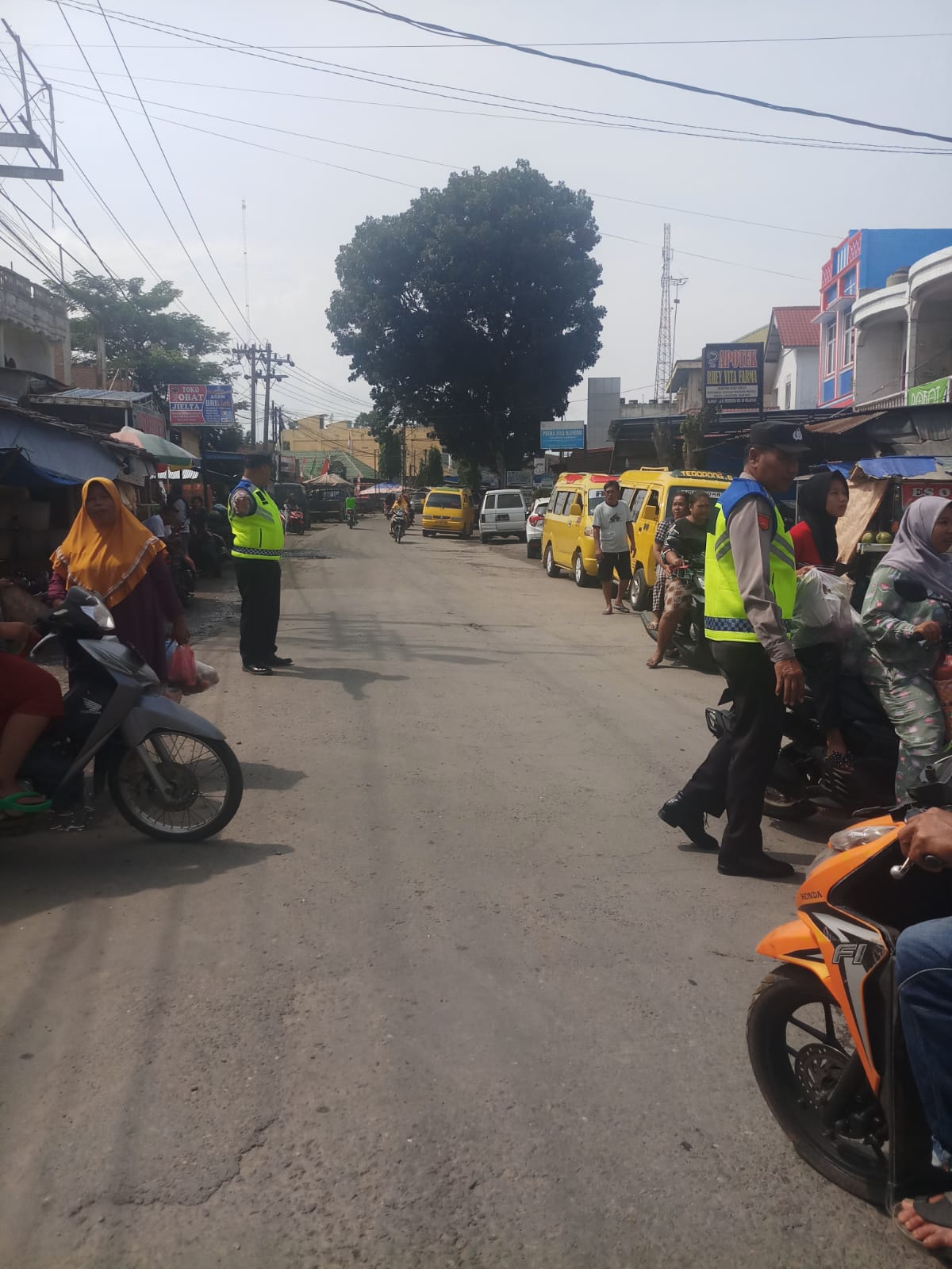 Antisipasi Gangguan Keamanan, Personil Polsek Salapian Melaksanakan Patroli Di Pasar Tradisional
