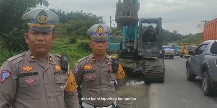 Polres Asahan Bersihkan Saluran Air Antisipasi Genangan di Jalinsum KM 194-195 Desa Pulau Maria
