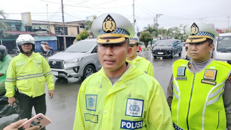 Ditlantas Polda Sumut MelakukanTindakkan Terhadap Angkutan Umum Yang Menaikkan dan Menurunkan Penumpang di Jalan SM Raja Dan Akan Dirikan Pos Pengawasan