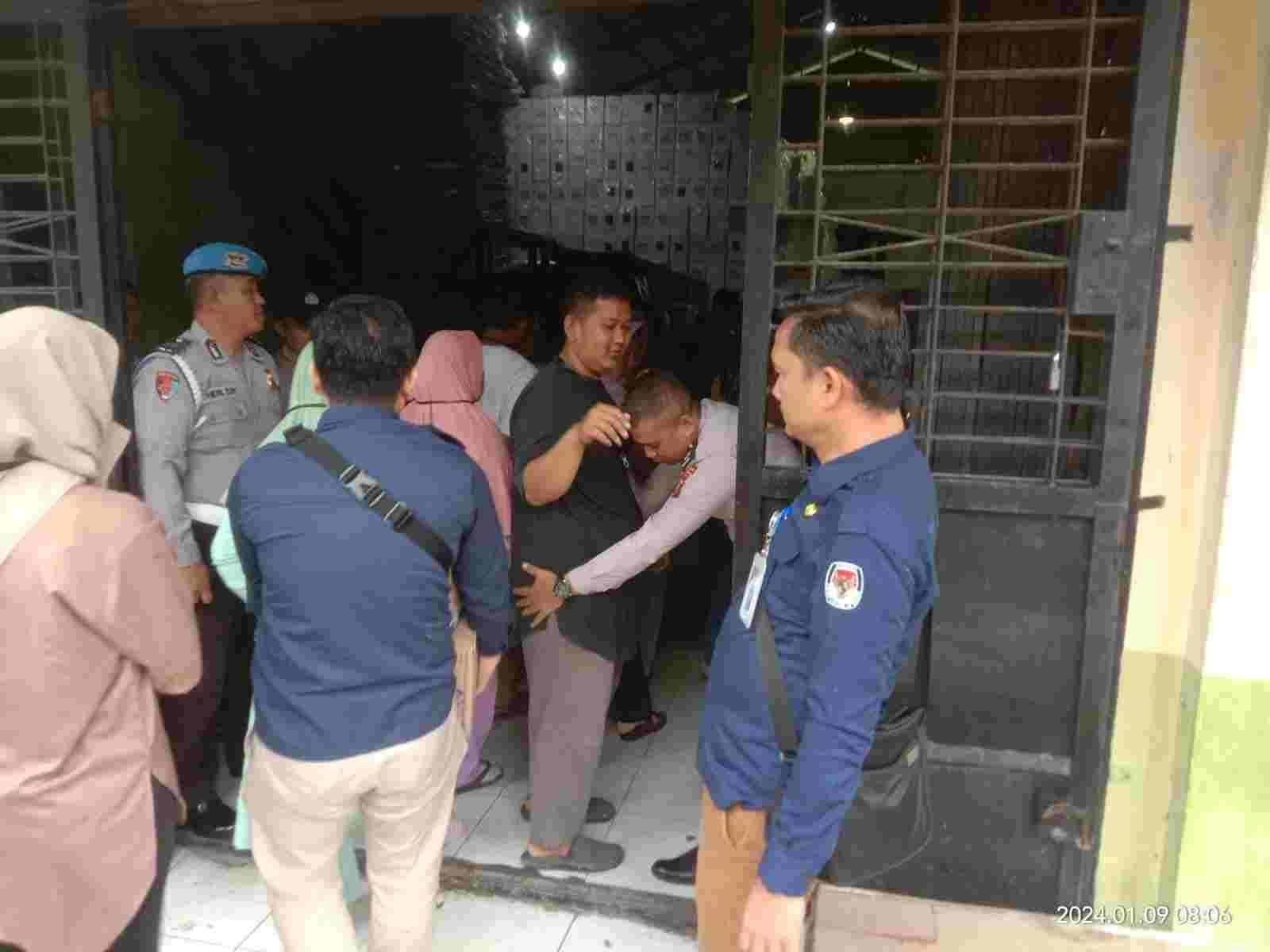 Personil Polres Sergai Berikan Pengamanan dan Penerangan Pada Proses Pelipatan Surat Suara Pemilu