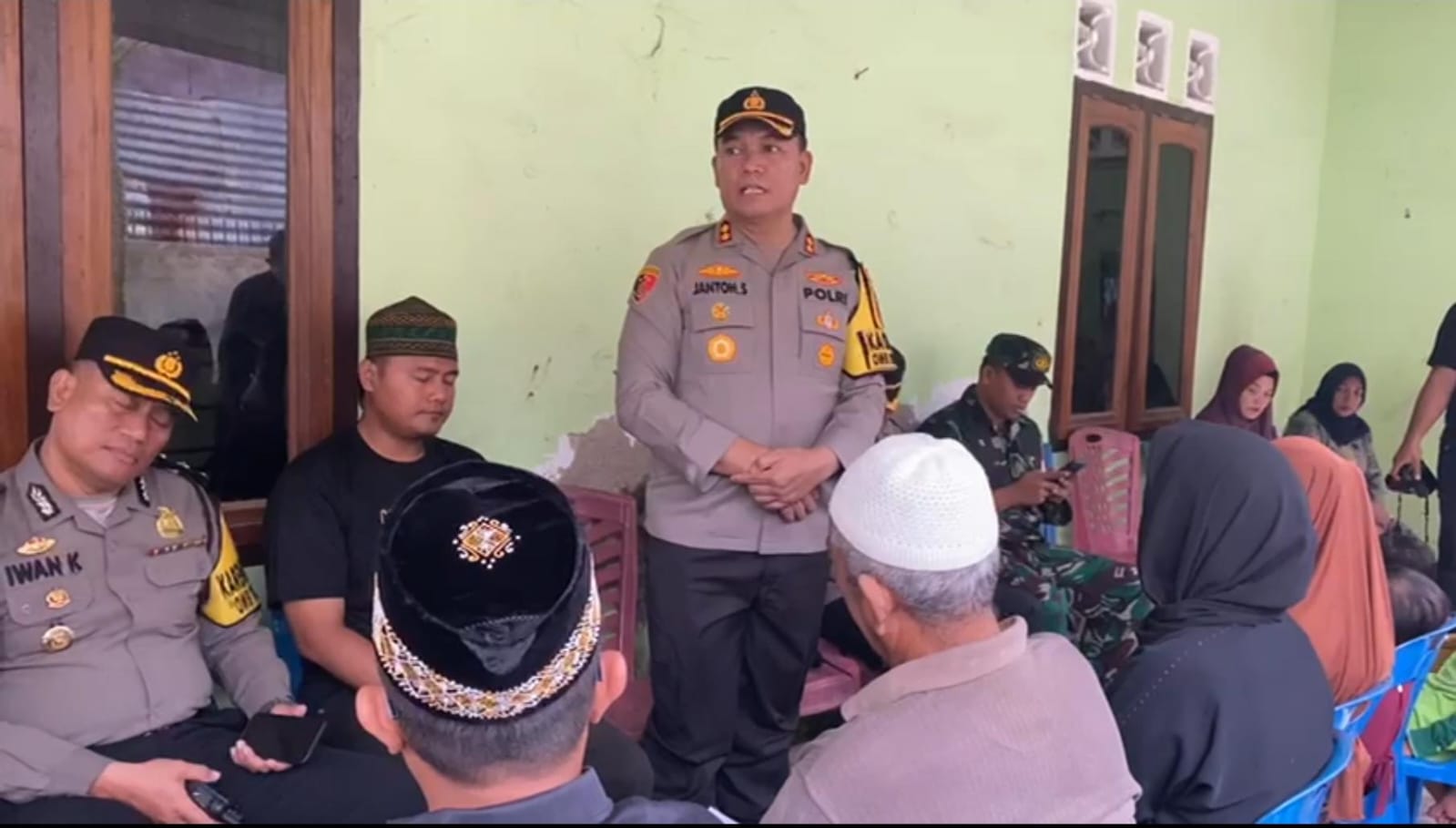 Kapolres Pelabuhan Belawan Melayat ke Rumah Duka Sampaikan Belasungkawa dan Mohon Maaf