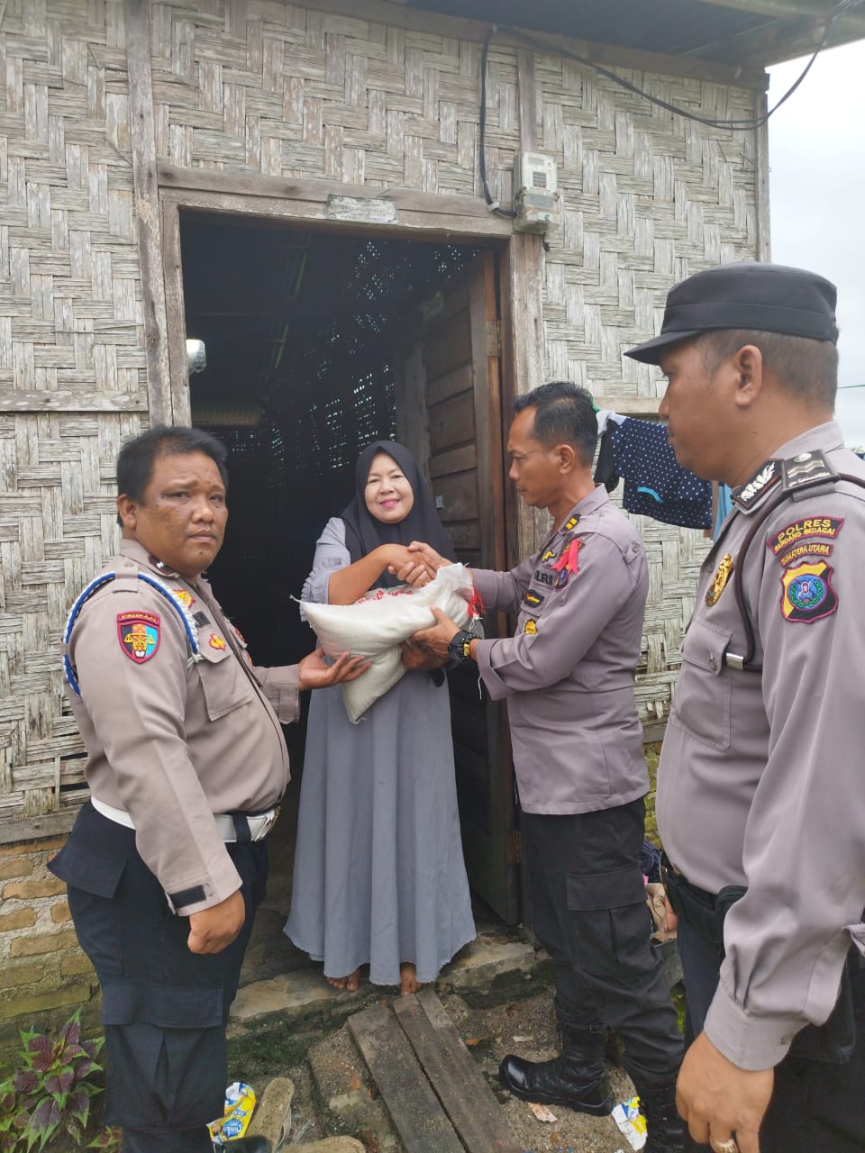 Polsek Tanjung Beringin Polres Sergai Gelar Baksos Beri Bantuan Pada Warga Kurang Mampu