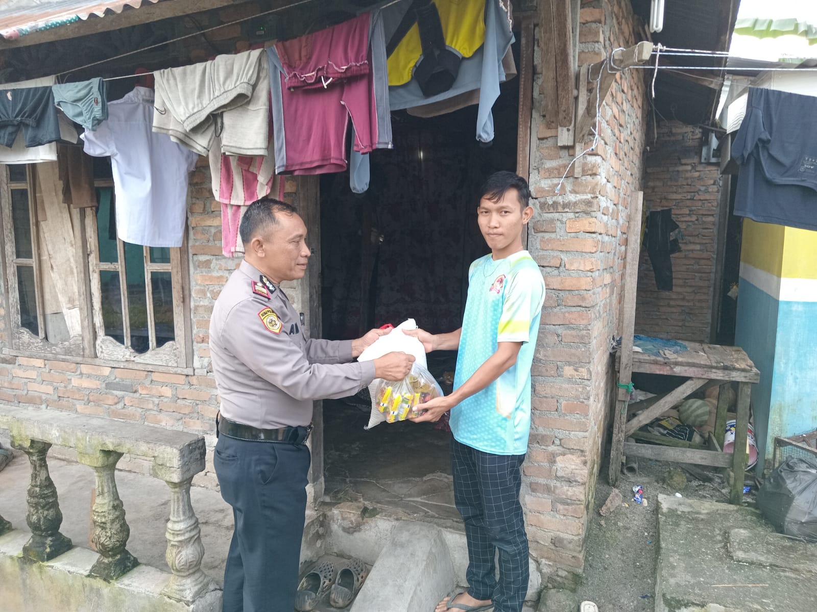 Polres Sergai Dan Polsek Jajaran Beri Bantuan Bahan Pangan Pada Warga Kurang Mampu