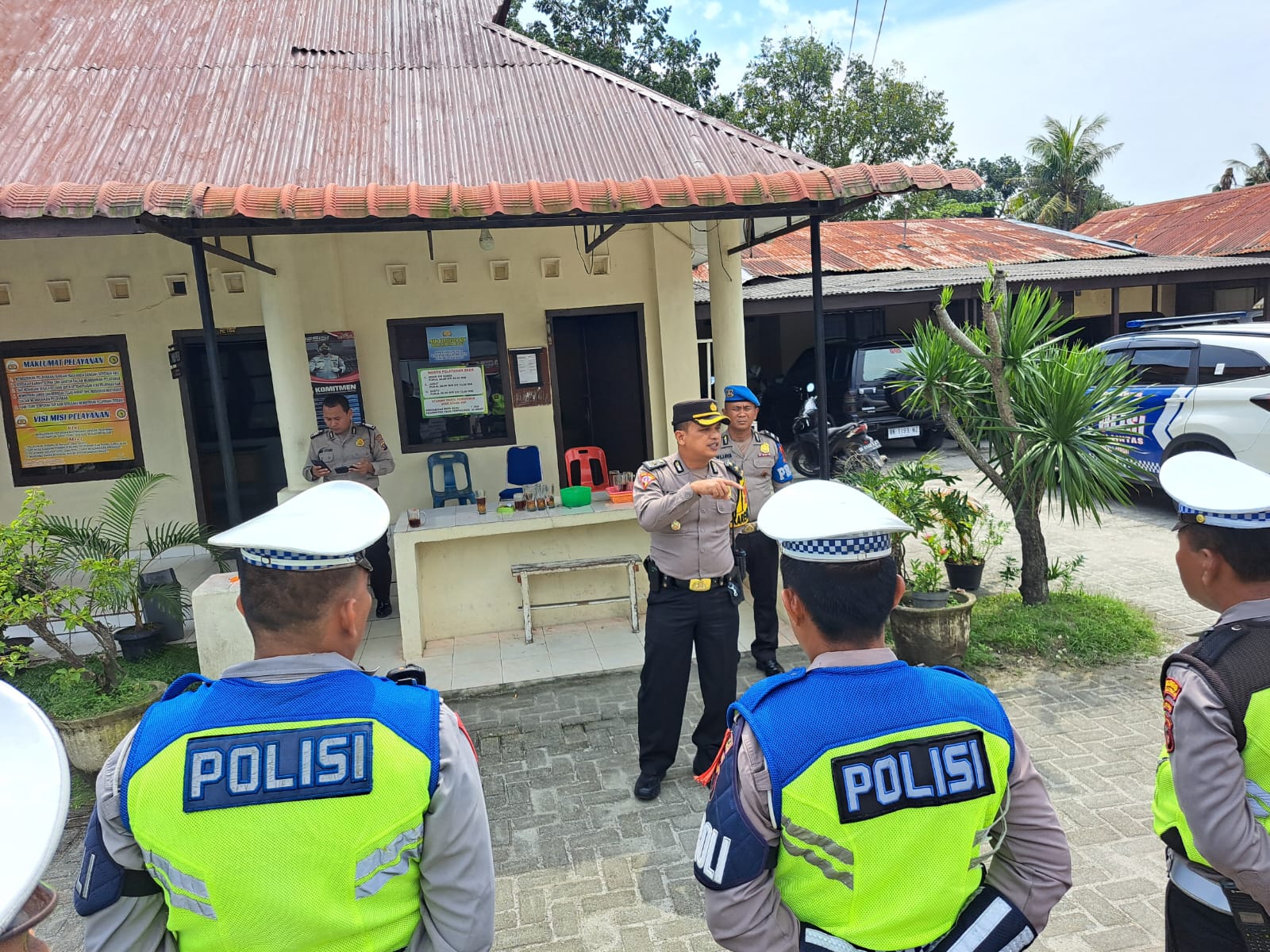 Personil Gabungan Polsek Pantai Cermin Polres Sergai Dan Koramil Beserta Forkopimcam Lakukan Penggerebekan Kampung Narkoba