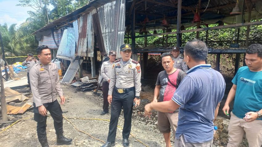 Respon Cepat Kapolsek Kotarih Dalam Penanganan Kebakaran Di Desa Durian Kondot