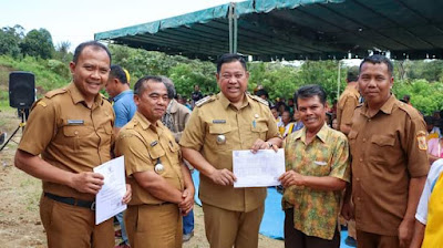 Kunker di Kecamatan Sumbul, Bupati Dairi Cek Langsung Pelayanan Aminduk di Kantor Desa