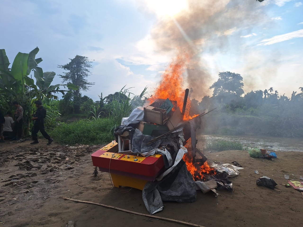Polda Sumut Kembali Ratakan Gubuk Narkoba, Siapapun Terlibat Ditindak Tegas!