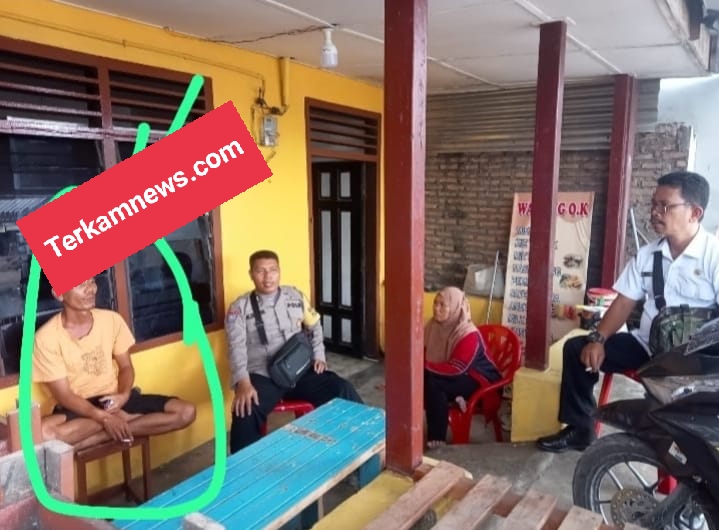 Pengusaha Parut Kelapa Membandal Tetap Menggunakan Trotoar Dan Badan Jalan Untuk Usahanya “Diduga” Miliki Senjata Api (SENPI)