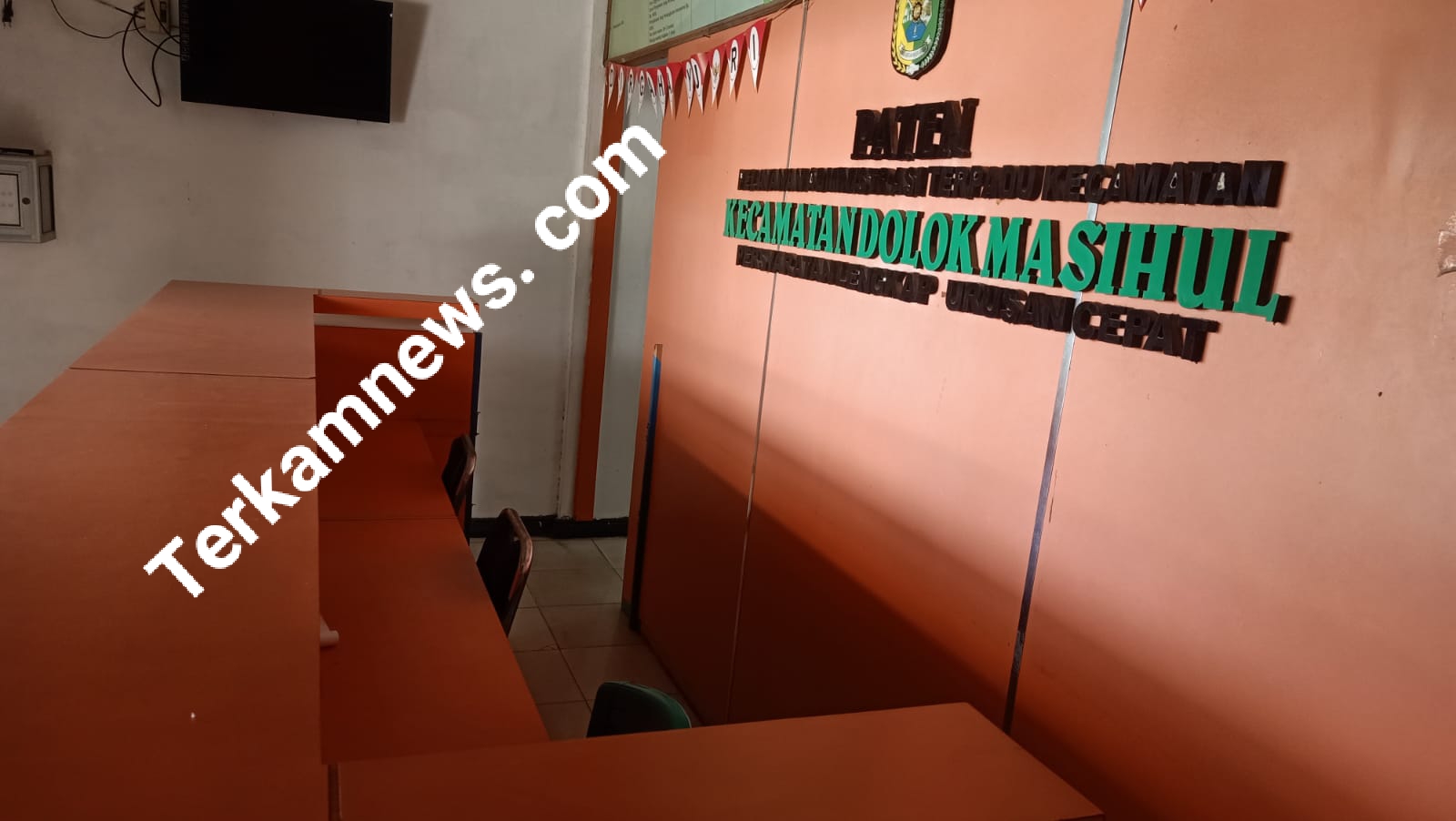 Waduh Gawat !!! Staf/Pengawai Unit Pelayanan Umum Kantor Camat Dolok Masihul Mangkir Di Saat Jam Dinas Camat Di Minta Tindak Tegas Anggotanya
