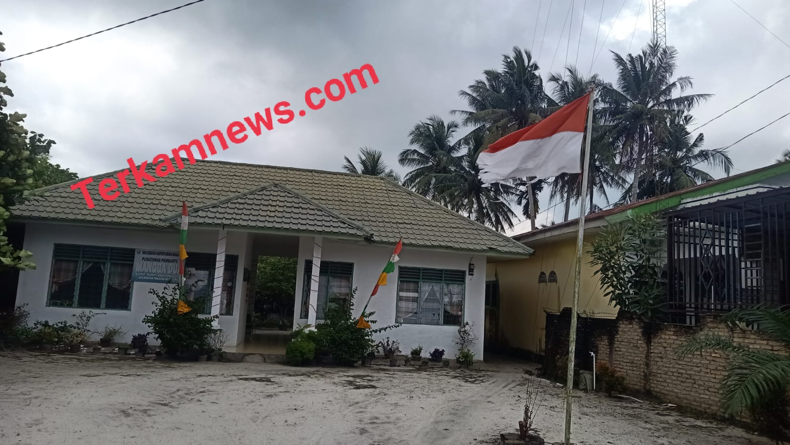 Waduh Gawat !!! Puskesmas Pembantu Desa Mangga Dua Diduga Menghina Lambang Negara Indonesia Dengan Memasang Bendera Merah Putih Dengan Kondisi Robek
