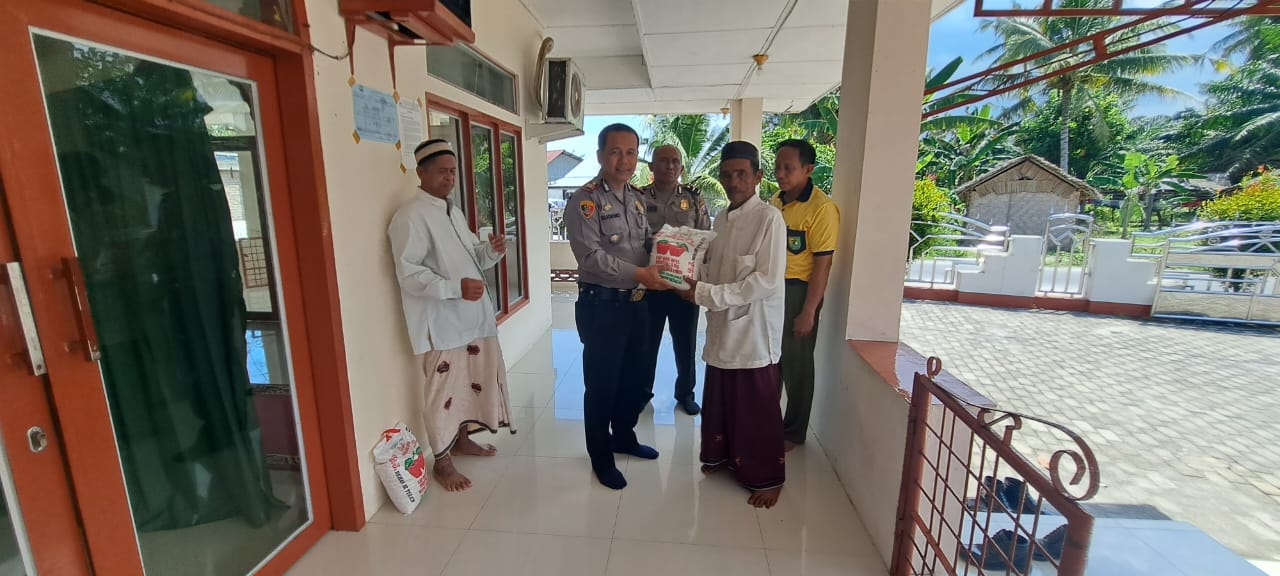 Polsek Teluk Mengkudu Polres Sergai Melaksanakan Giat Berikan Sembako Pada Warga Kurang Mampu