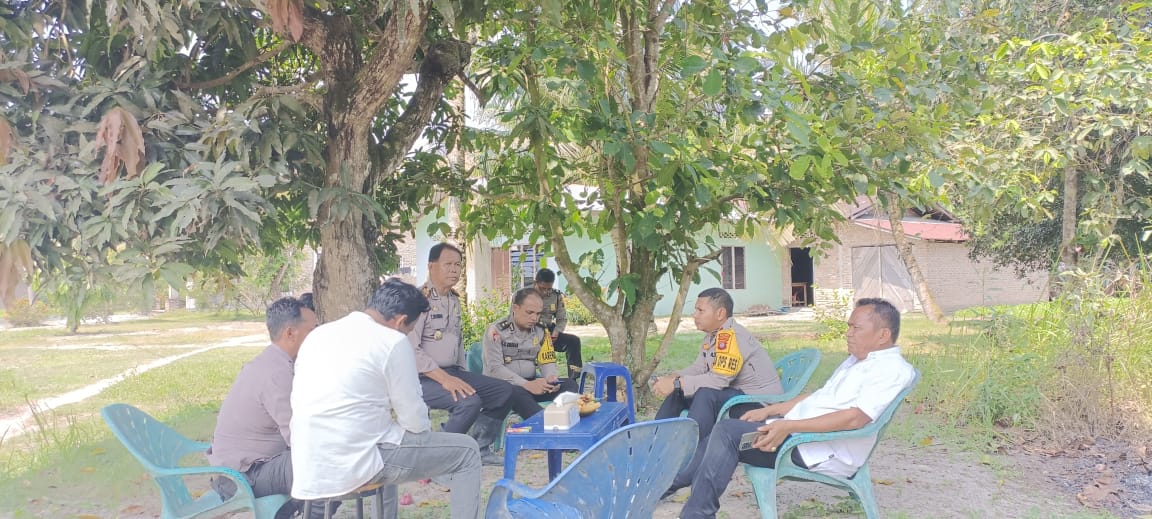 Waka Polres Sergai Dan Para PJU Beserta Personil Polsek Tanjung Beringin Laksanakan Giat Bansos