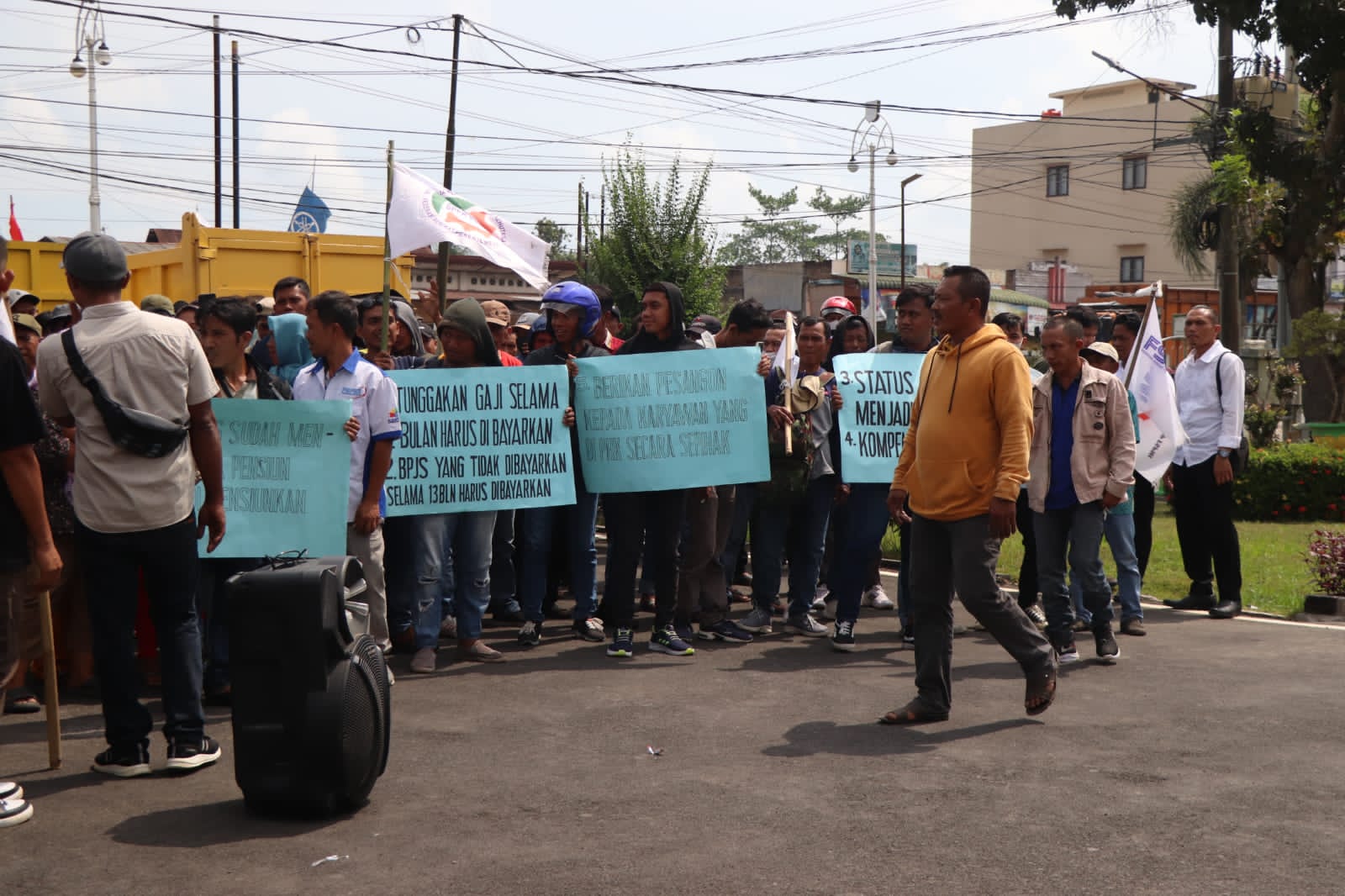 Pengamanan aksi unjuk rasa damai PUK SPPK – FSPMI di PT. Sri Rahayu Agung (SRA) Kotarih
