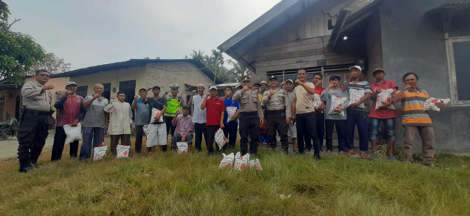 Dalam Rangka OMB Toba 2023-2024,Satgas 1 Preemtif Sub Satgas Edukasi Dan Sosialisasi Melaksanakan Baksos