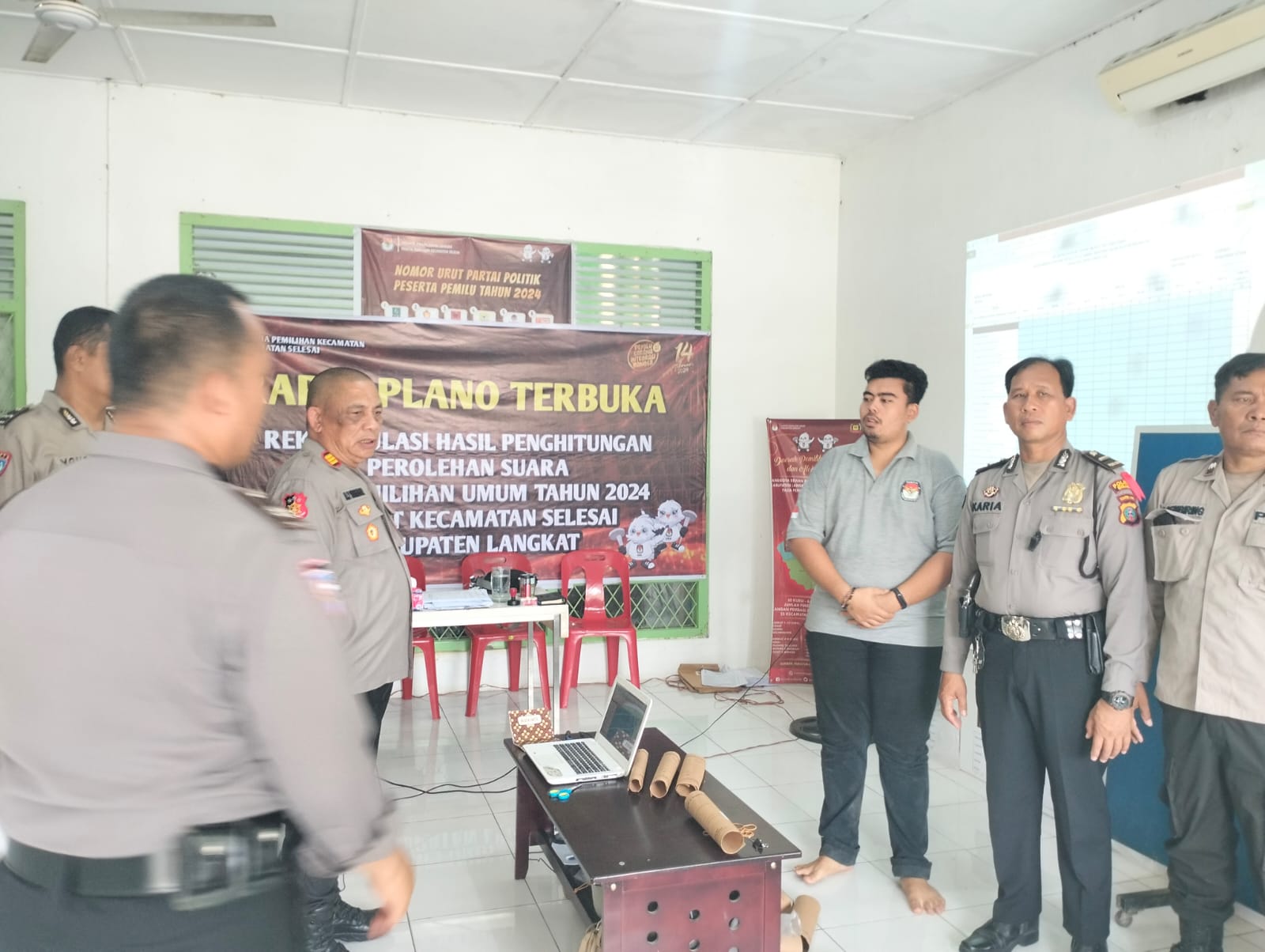 Polres Binjai Laksanakan Pengamanan Pada Saat Rekapitulasi Surat Suara Pemilu 2024 di Kantor PPK