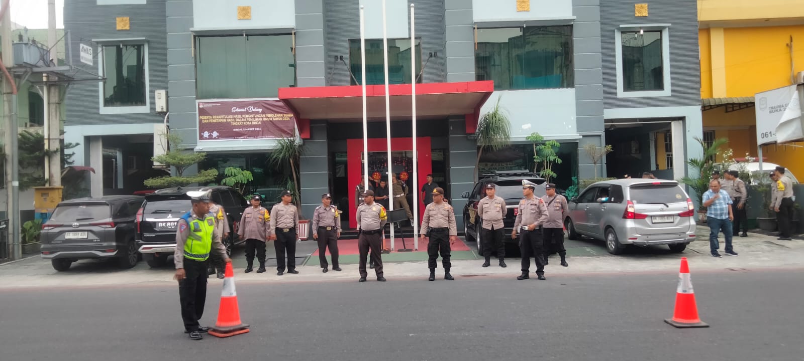 KAPOLRES BINJAI KERAHKAN PERSONILNYA SAAT PENGAMANAN PENGHITUNGAN SUARA PEMILU 2024 OLEH KPU KOTA BINJAI