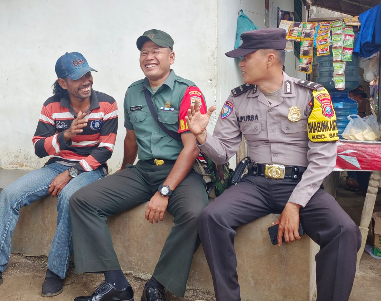 Sinergitas TNI-Polri Bersama Warga, Bahagia Itu Sederhana