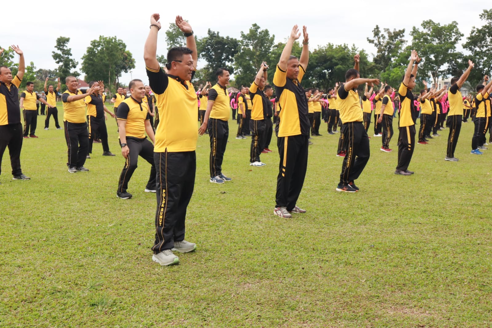 Polres Bnjai Melaksanakan Olah Raga Bersama Bhayangkari Di Lapangan Bola Kaki Bhayangkara Polres Binjai