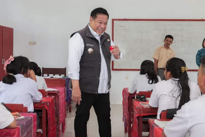 Kunker ke SMPN 2 Sinehi, Bupati Eddy Berutu Ajak Siswa Stop Bulying
