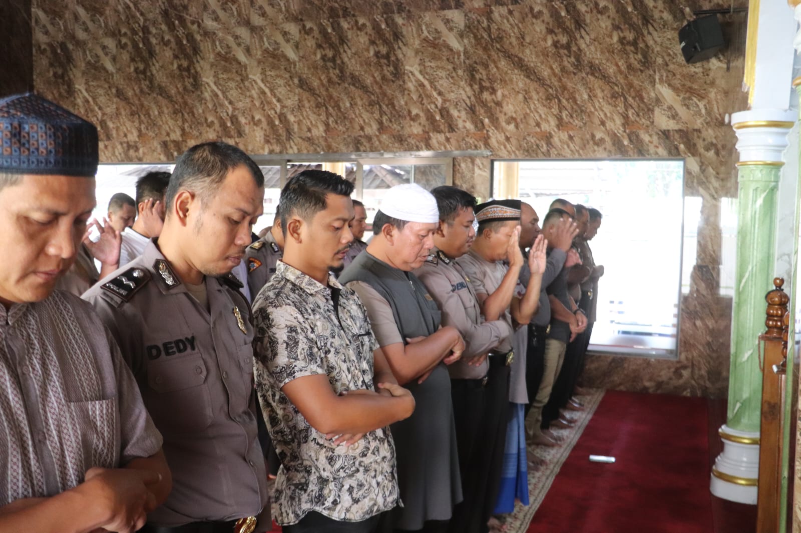 Sholat Ashar Berjamaah, Anggota Polres Langkat Menjadi Imam di Mesjid Darus Salam