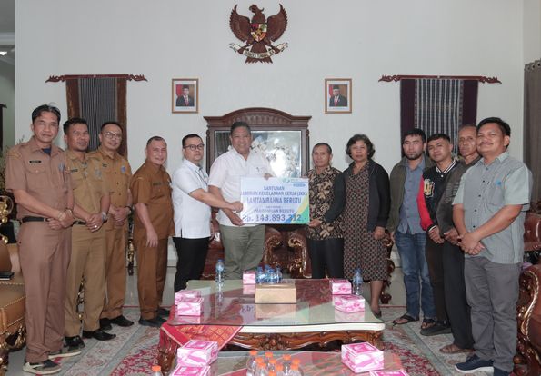 Bupati Bersama Kepala BPJS Serahkan Santunan Kepada Keluarga Almarhum Lamtambahna Berutu