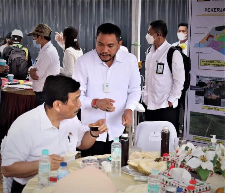 Bupati Franc Perkenalkan Produk Lokal Pakpak Bharat Ke Menko Marves