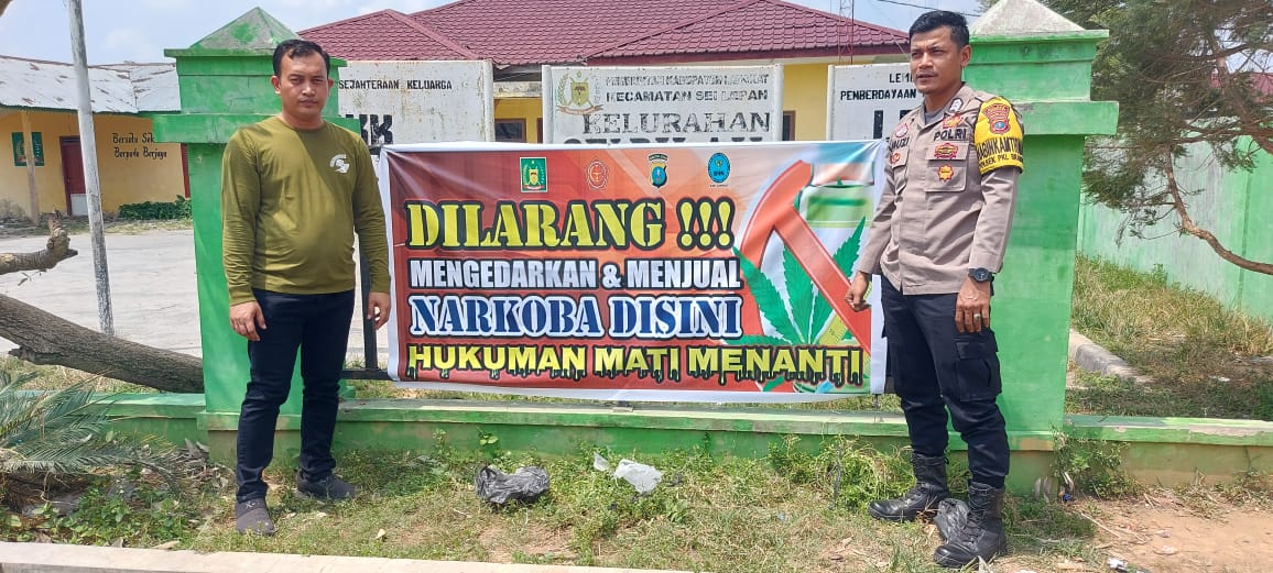 Pemasangan Spanduk Larangan Peredaran Dan Menjual Narkoba Serta Sangsi Hukumannya