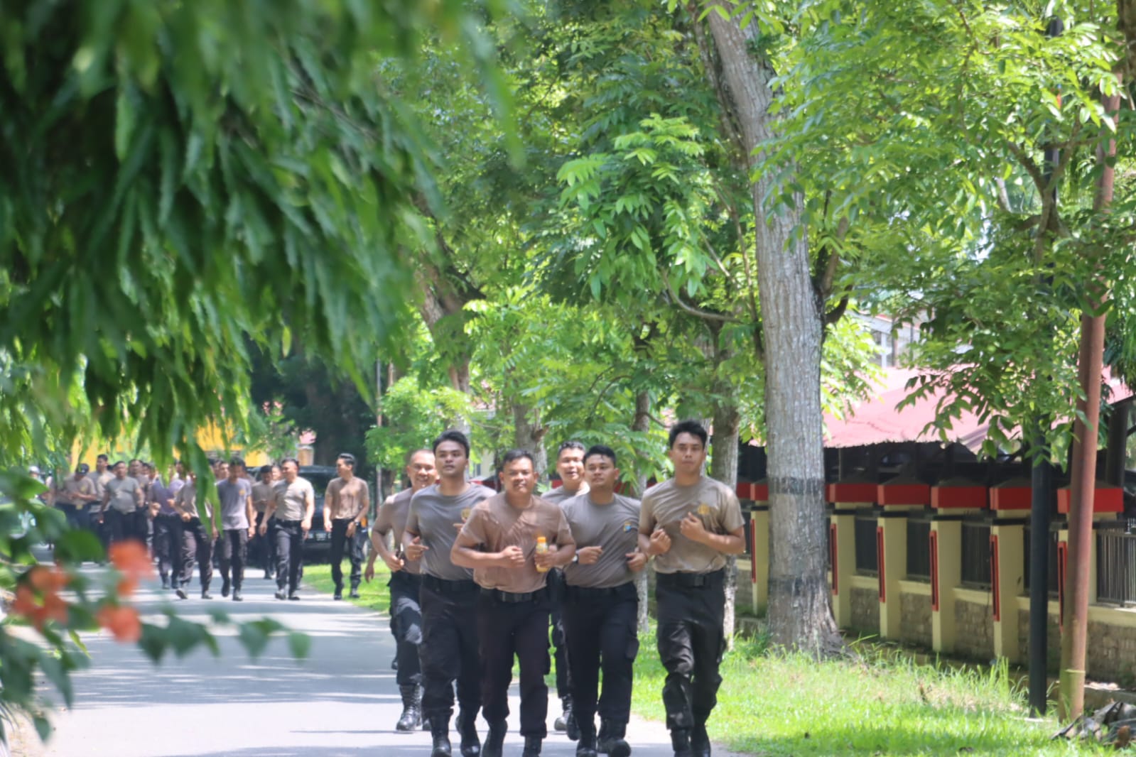 Jaga Stamina Prima, Wakapolres Langkat Ajak Lari Pagi Anggota Dalmas Sat Samapta