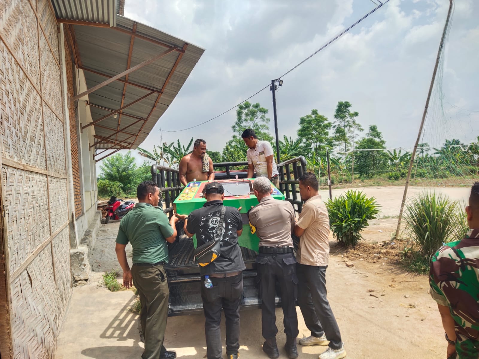 Polsek Tanjung Morawa Bersama TNI Dan Pemerintah Setempat Gerebek Tempat Judi Tembak Ikan di Desa Tanjung Morawa B