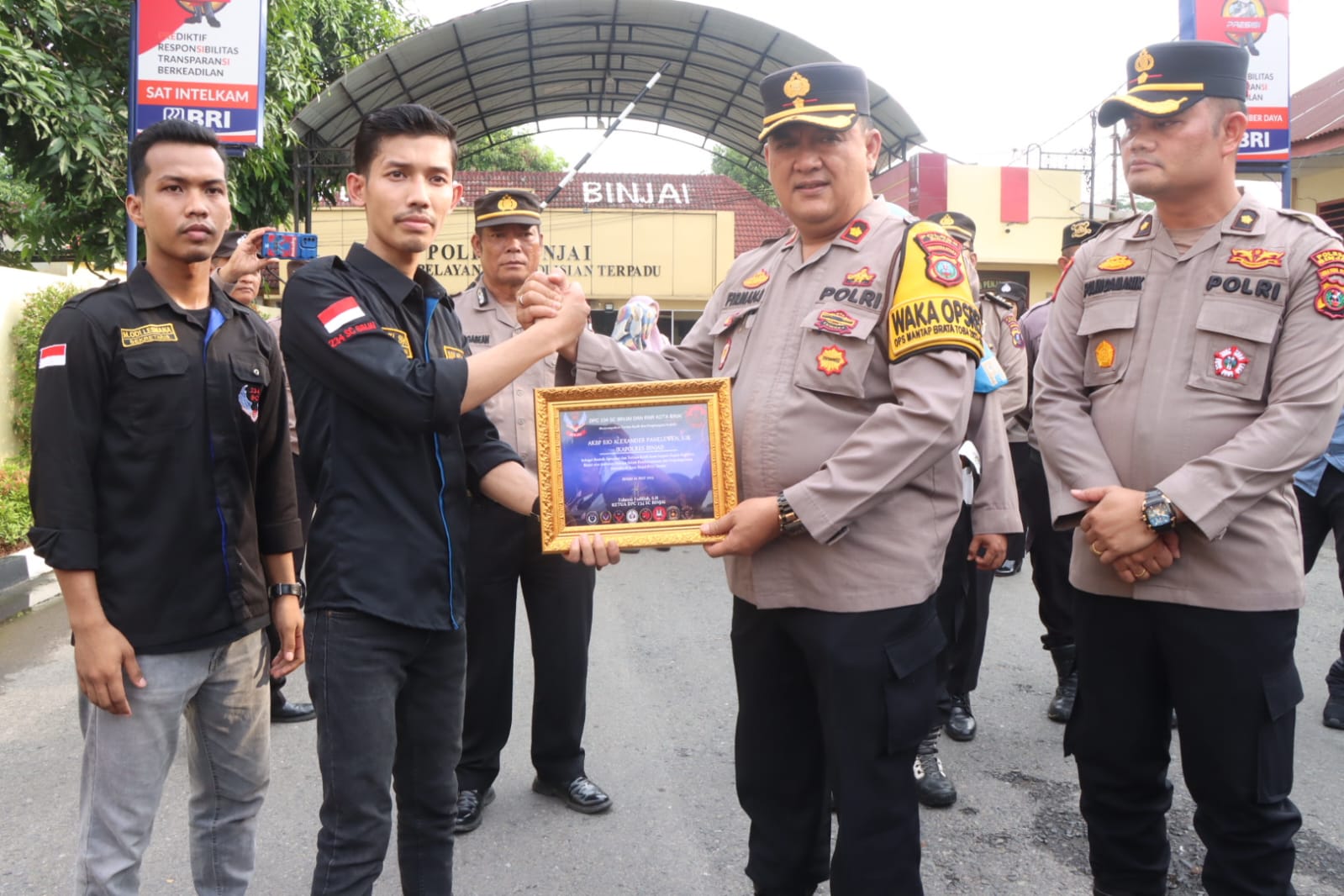 POLRES BINJAI TERIMA PENGHARGAAN DARI KOMUNITAS DPC 234 SC DAN RNR KOTA BINJAI