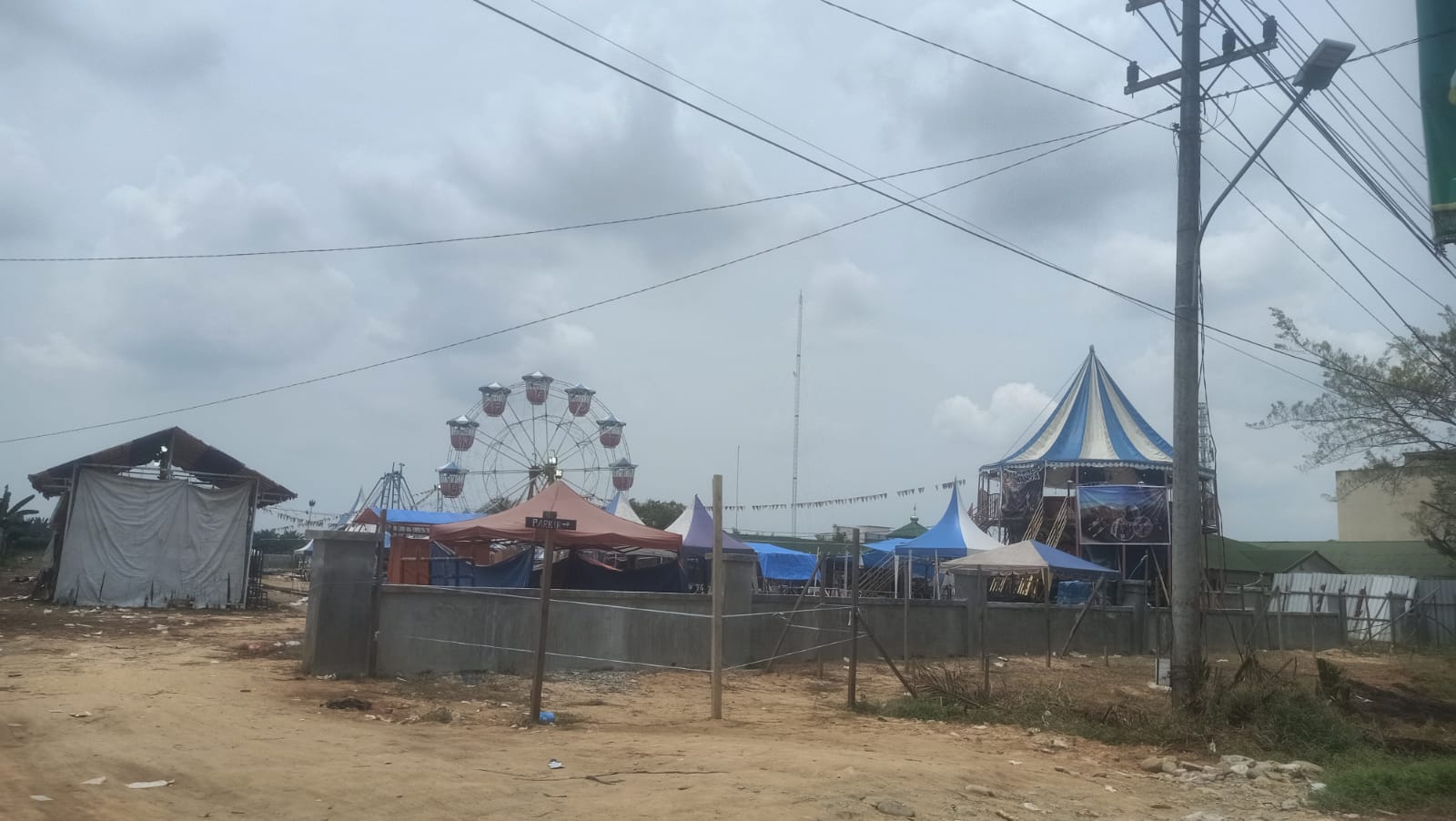 MAIN MATA DENGAN APH PASAR MALAM BARCELONA RIA TETAP AMAN BEROPERASI DIKECAMATAN SEI RAMPAH WALAU DIDUGA TIDAK MEMILIKI IZIN.