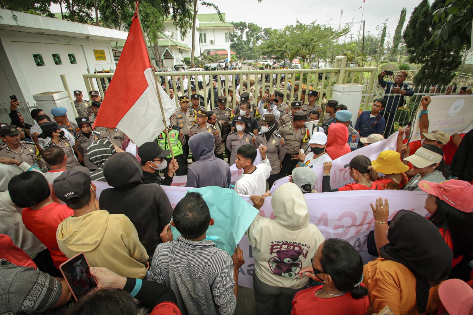 Polres Serdang Bedagai Lakukan Pengamanan Unjuk Rasa di Kantor DPRD Sergai dan Pengadilan Negeri Sei Rampah