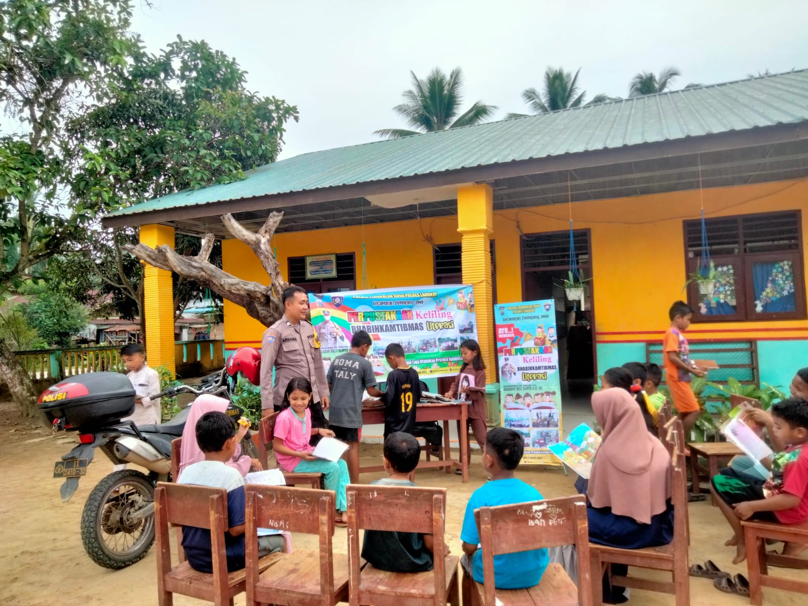 Bhabinkamtibmas BRIPKA Rico Surya Ardana D, SH: Mendorong Literasi dan Kedekatan Polisi dengan Anak-Anak