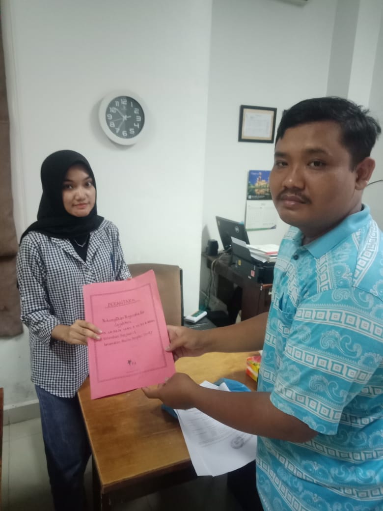Organisasi PERANTARA Menyerahkan Dokumen Pendaftaran ke Kesbangpol Sumut yang di Wakili Bidang Hukum Jalil Taupik AL-Adha S.H, M.H