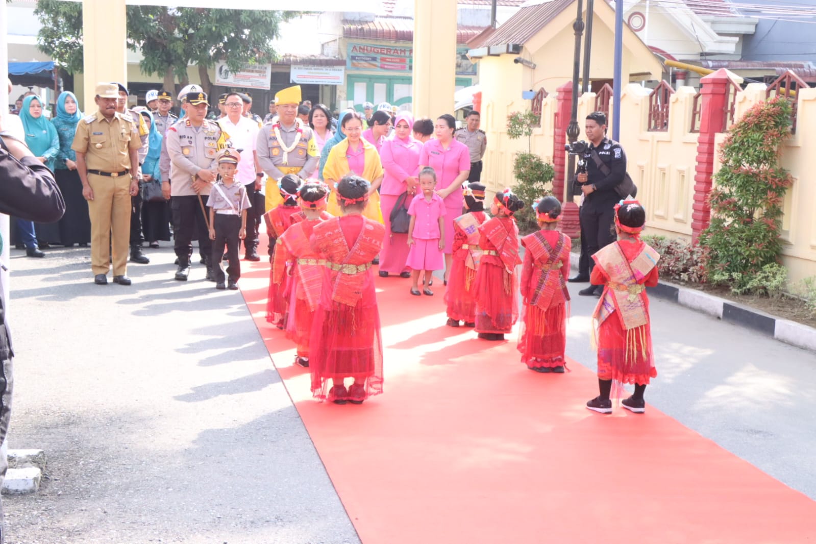 KAPOLDA SUMUT BERSAMA KETUA BHAYANGKARI MELAKSANAKAN KUNKER DI POLRES BINJAI
