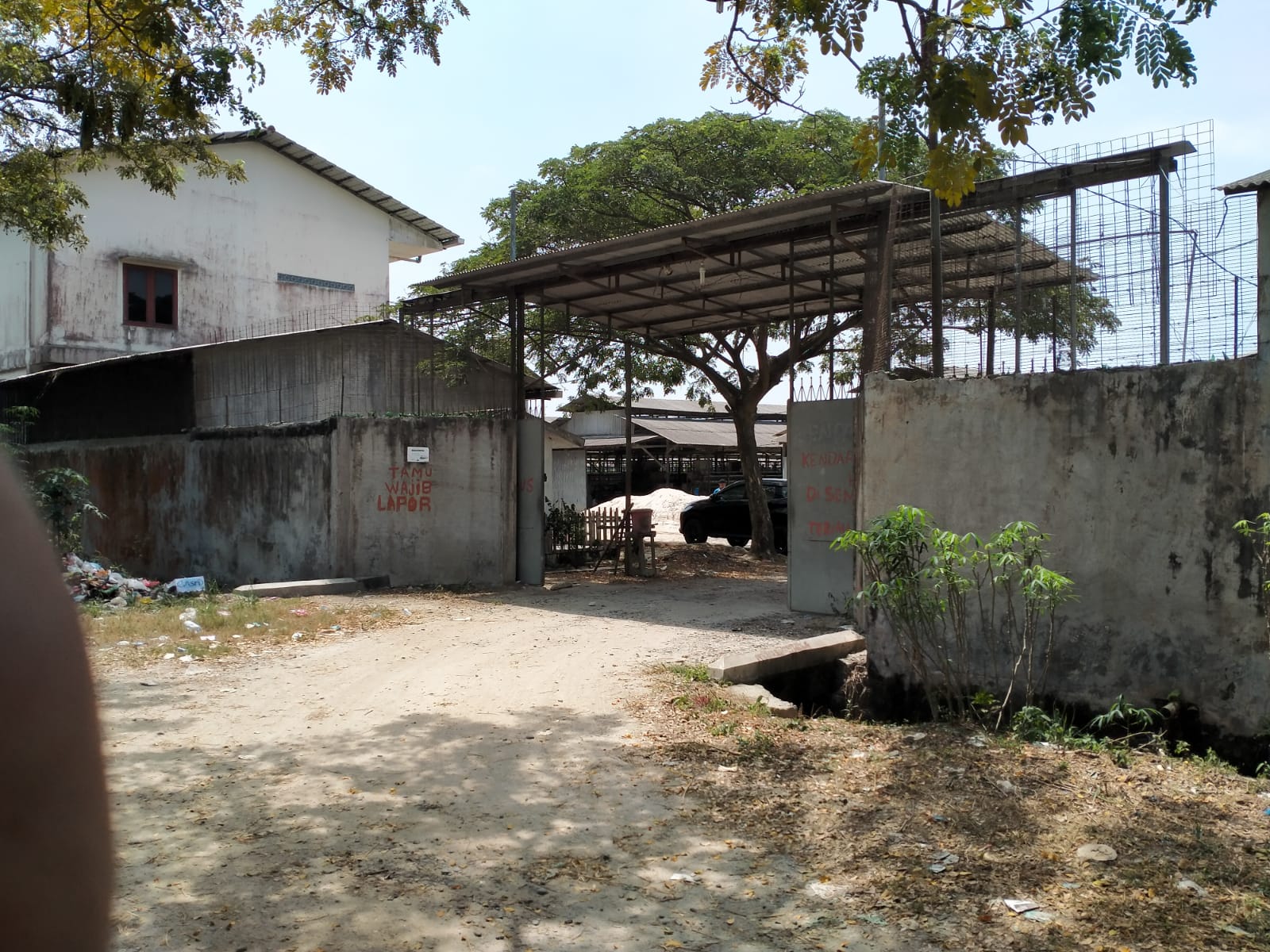 MANDOR TERNAK AYAM DI DESA KOTA GALUH DUSUN III AROGAN TERHADAP Media WARTAWAN.