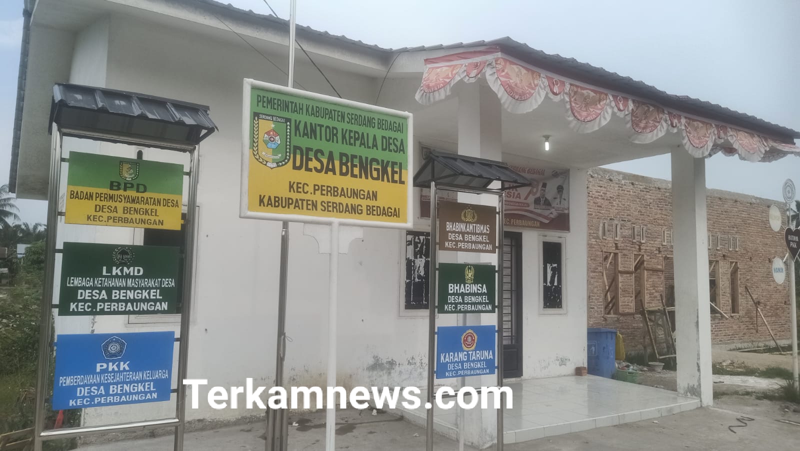 DIDUGA MELANGGAR UNDANG-UNDANG KIP DAN PERPRES TERKAIT PEMBANGUNAN BALAI DESA PROYEK SILUMAN KEPALA DESA PASAR BENGKEL “BUNKAM” MEMBISU, AKAN DILAPORKAN KE APH.