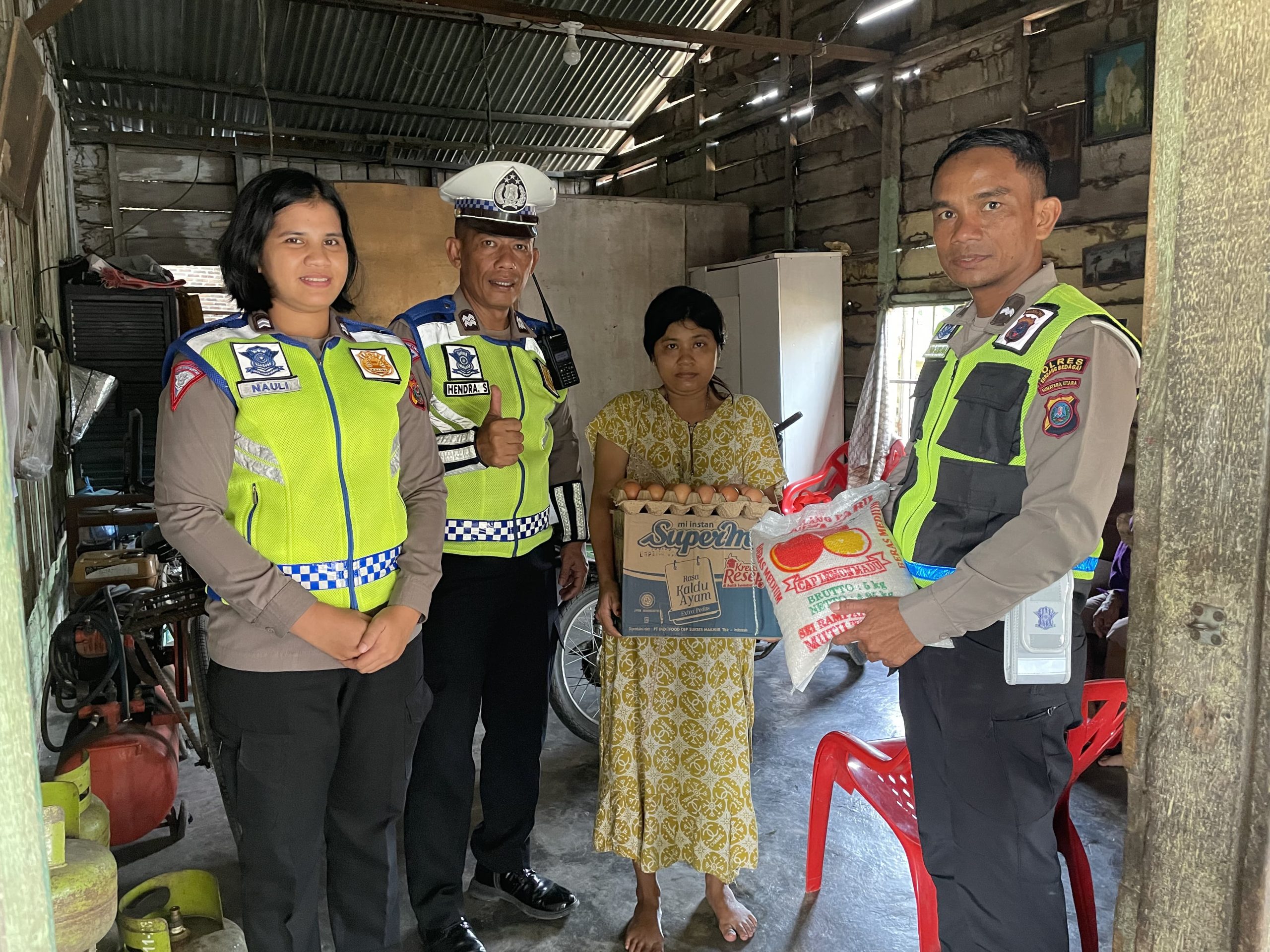 Sat Lantas Polres Sergai Gelar Kegiatan Baksos Berikan Sembako Pada Warga Kurang Mampu