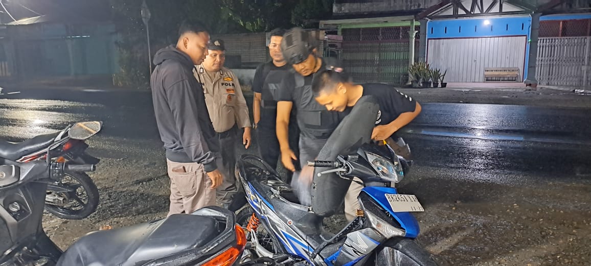 MENCIPTAKAN DAN MEMBERIKAN RASA AMAN KEPADA MASYARAKAT KAPOLSEK TELUK MENGKUDU AKP. SUGIONO, S.H, M.H KEMBALI MEMIMPIN GIAT PATROLI RUTIN.