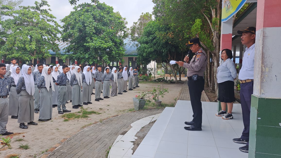 MEMBERIKAN ARAHAN DAN PENEKANAN SECARA LANGSUNG KEPADA PESERTA DIDIK SMA NEGERI 1 TELUK MENGKUDU KAPOLSEK TELUK MENGKUDU DIJEMPOL ORANG TUA WALI MURIT