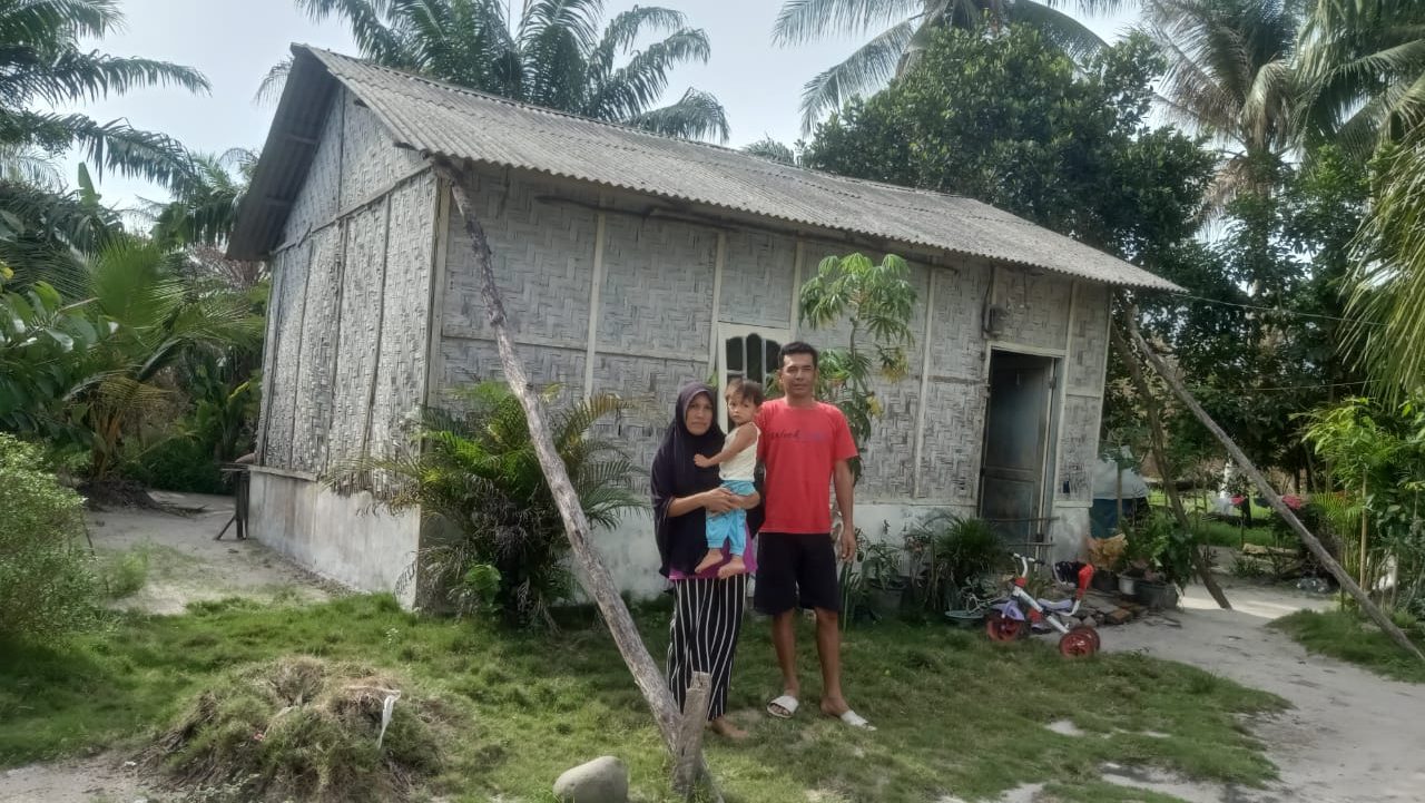 SUNGGUH MIRIS !!! TIDAK MAMPU MERENOVASI RUMAH PASANGAN SUAMI ISTRI BESERTA ANAKNYA TERPAKSA HARUS TINGGAL DIRUMAH YANG TIDAK LAYAK HUNI.