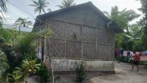 Rumah sangat Memprihatinkan di sokong tiga Batang Kayu.