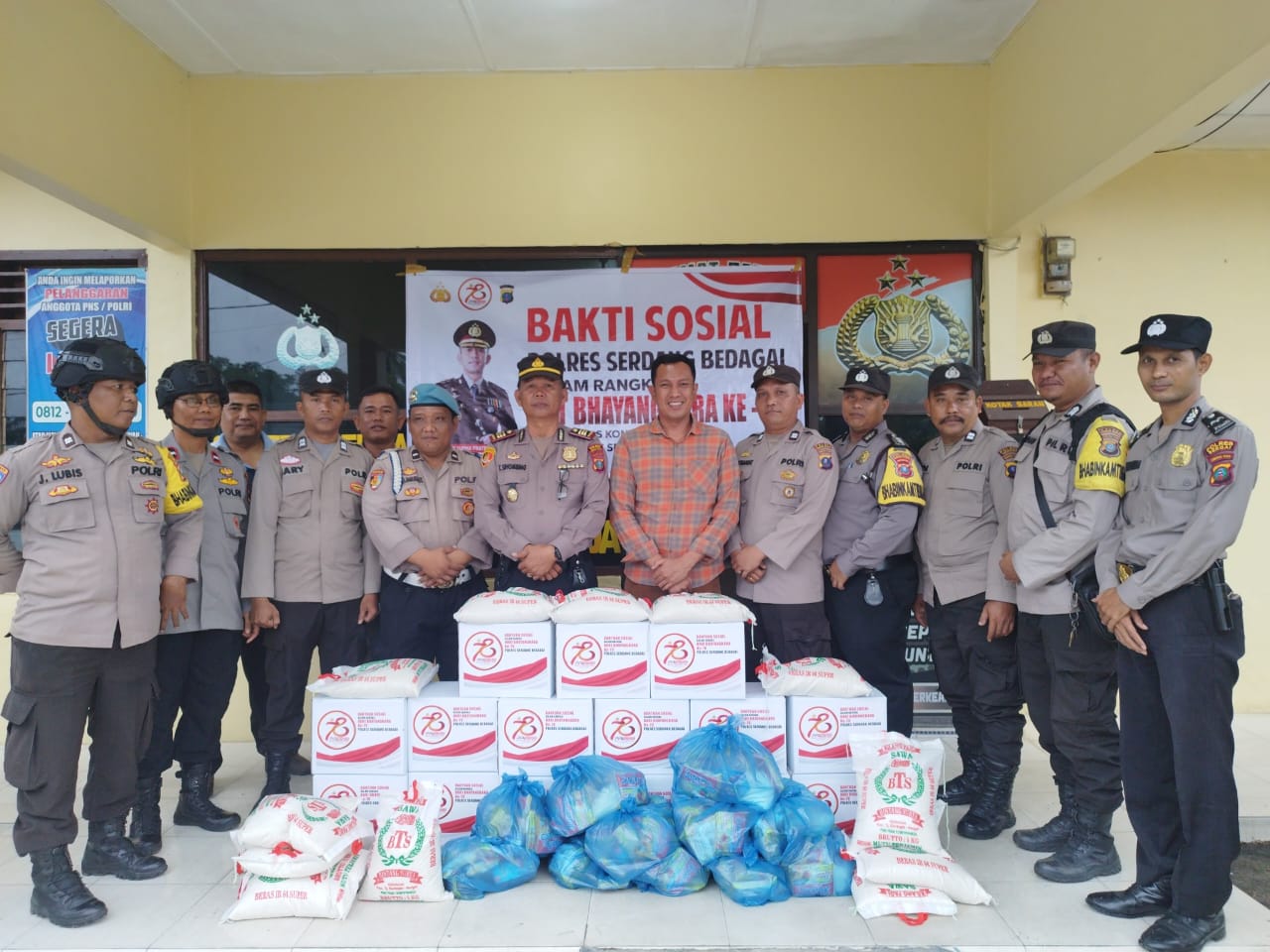 Polres Langkat Salurkan 70 Paket Bantuan Sosial Dalam Rangka Hari Bhayangkara ke-78