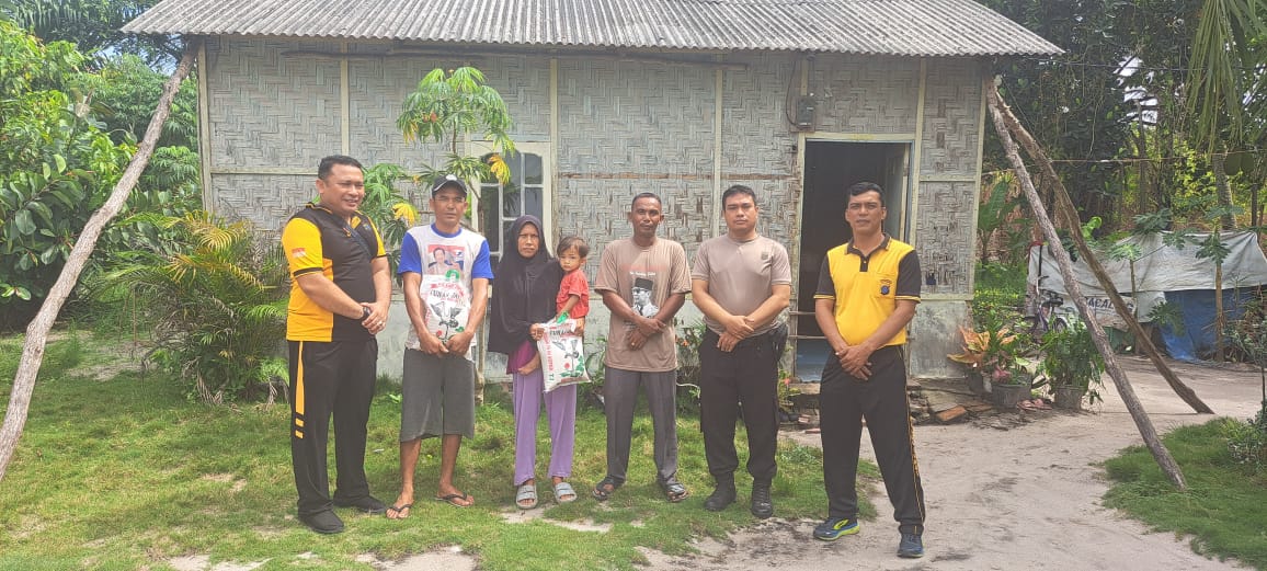 KAPOLSEK TELUK MENGKUDU AKP SUGIONO, S.H, M.H BERSAMA PERSONIL RUTIN MELAKSANAKAN KEGIATAN BHAKTI RELIGI DAN BHAKTI SOSIAL DIKECAMATAN TELUK MENGKUDU.