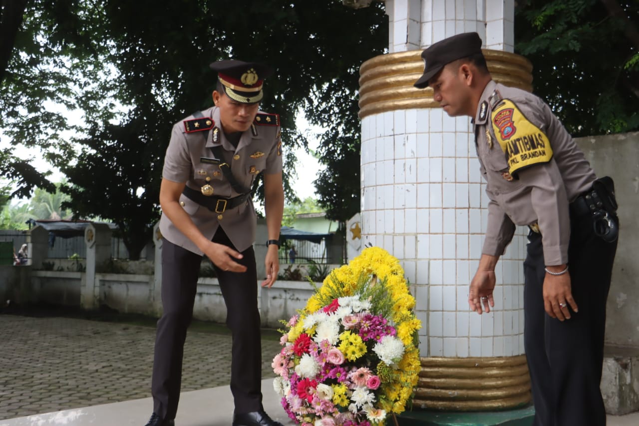 Sambut Hari Bhayangkara Ke-78 Wakapolres Langkat Pimpin Upacara Ziarah Makam Pahlawan